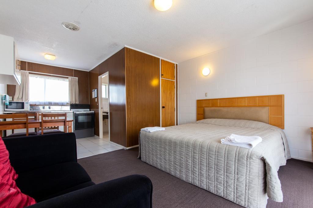 Sunset Lodge Motel Taupaki Room photo