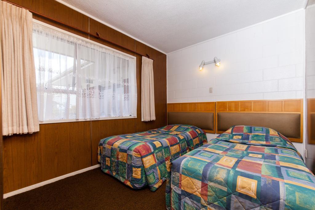 Sunset Lodge Motel Taupaki Room photo