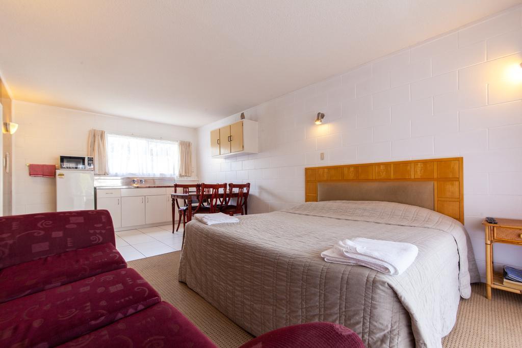 Sunset Lodge Motel Taupaki Room photo