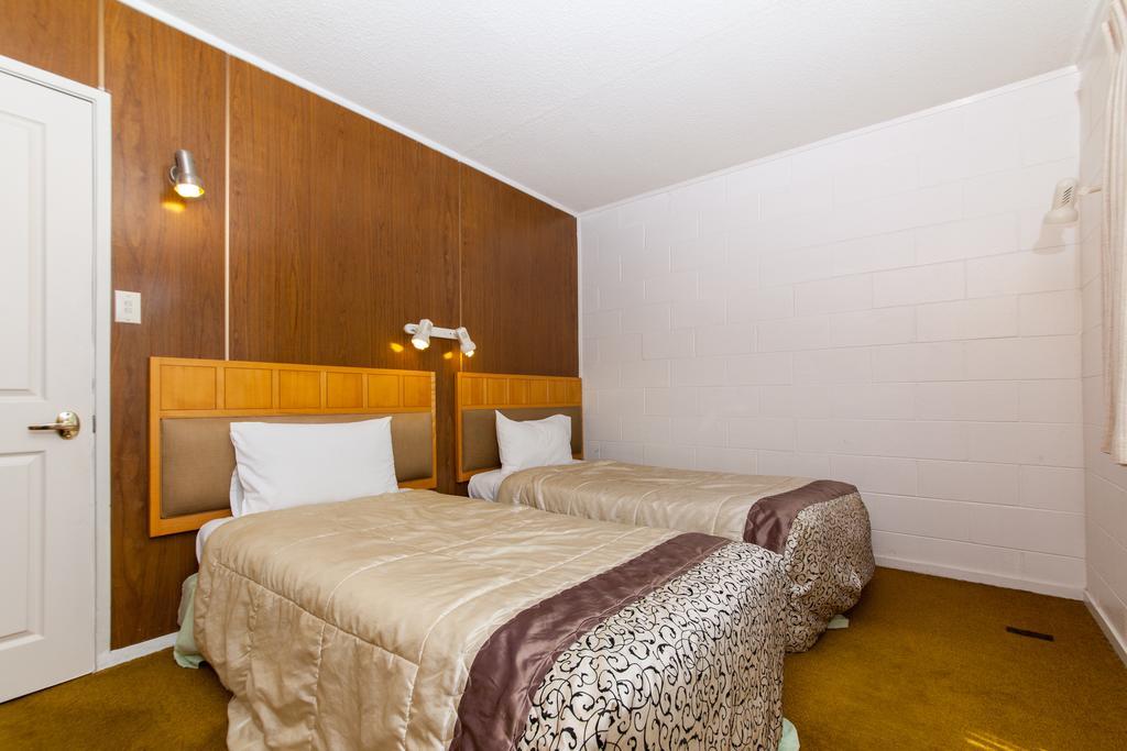 Sunset Lodge Motel Taupaki Room photo